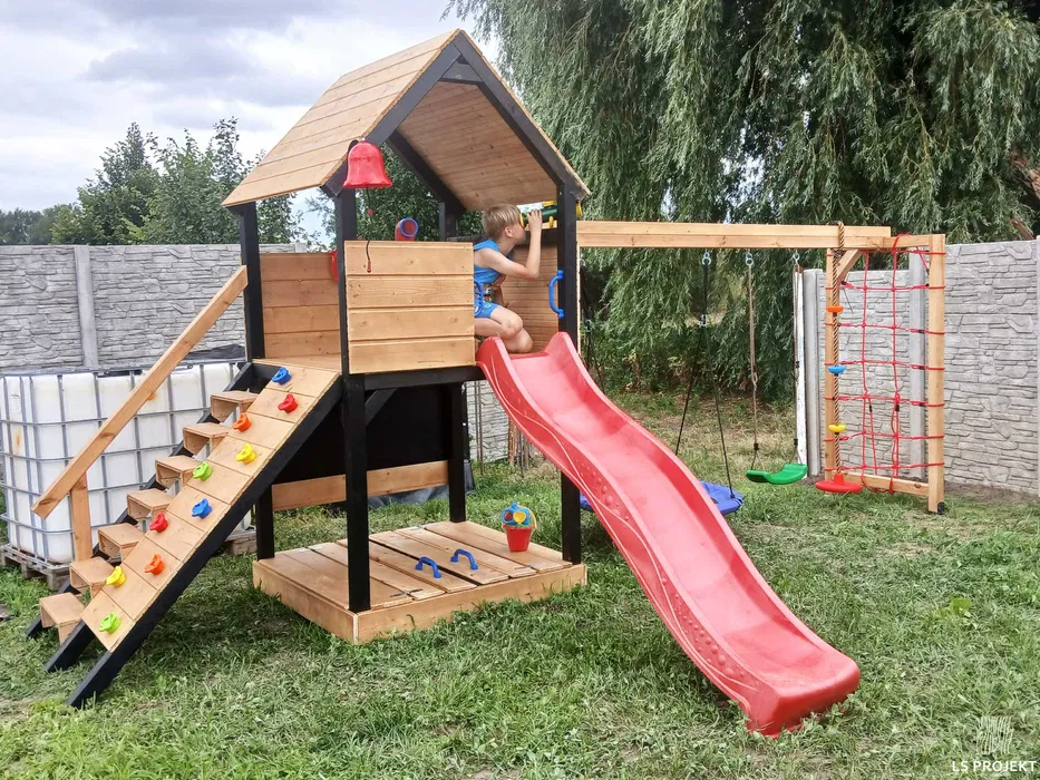Domek dla dzieci ze zjeżdżalnią i ścianką wspinaczkową